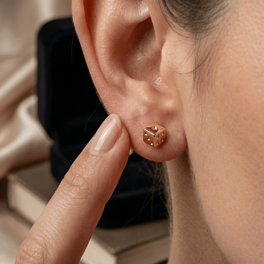 Zar Sembollü Mini Küpe (Tek) - Casino Piercing - Winners Jewels